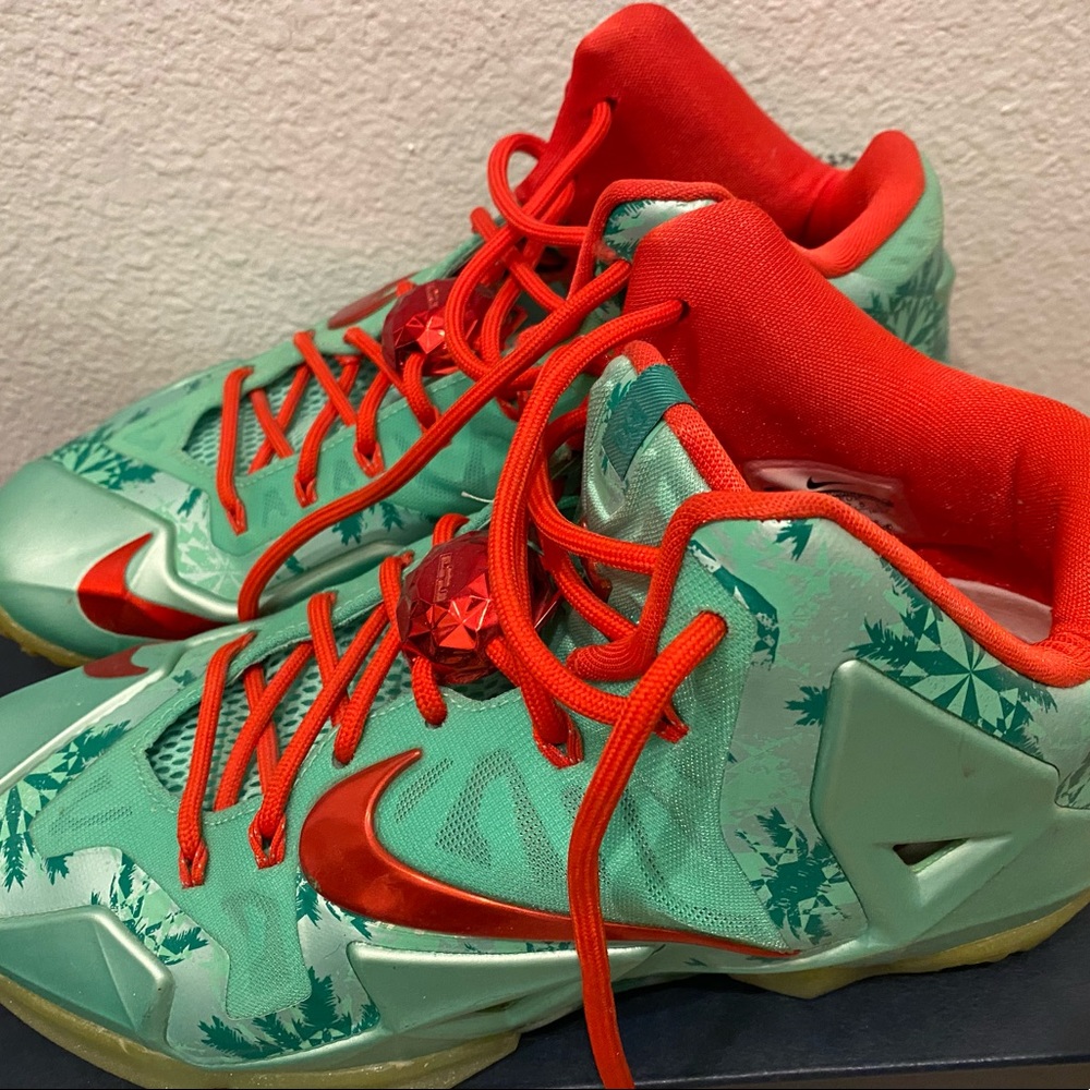 Lebron 11 Christmas edition